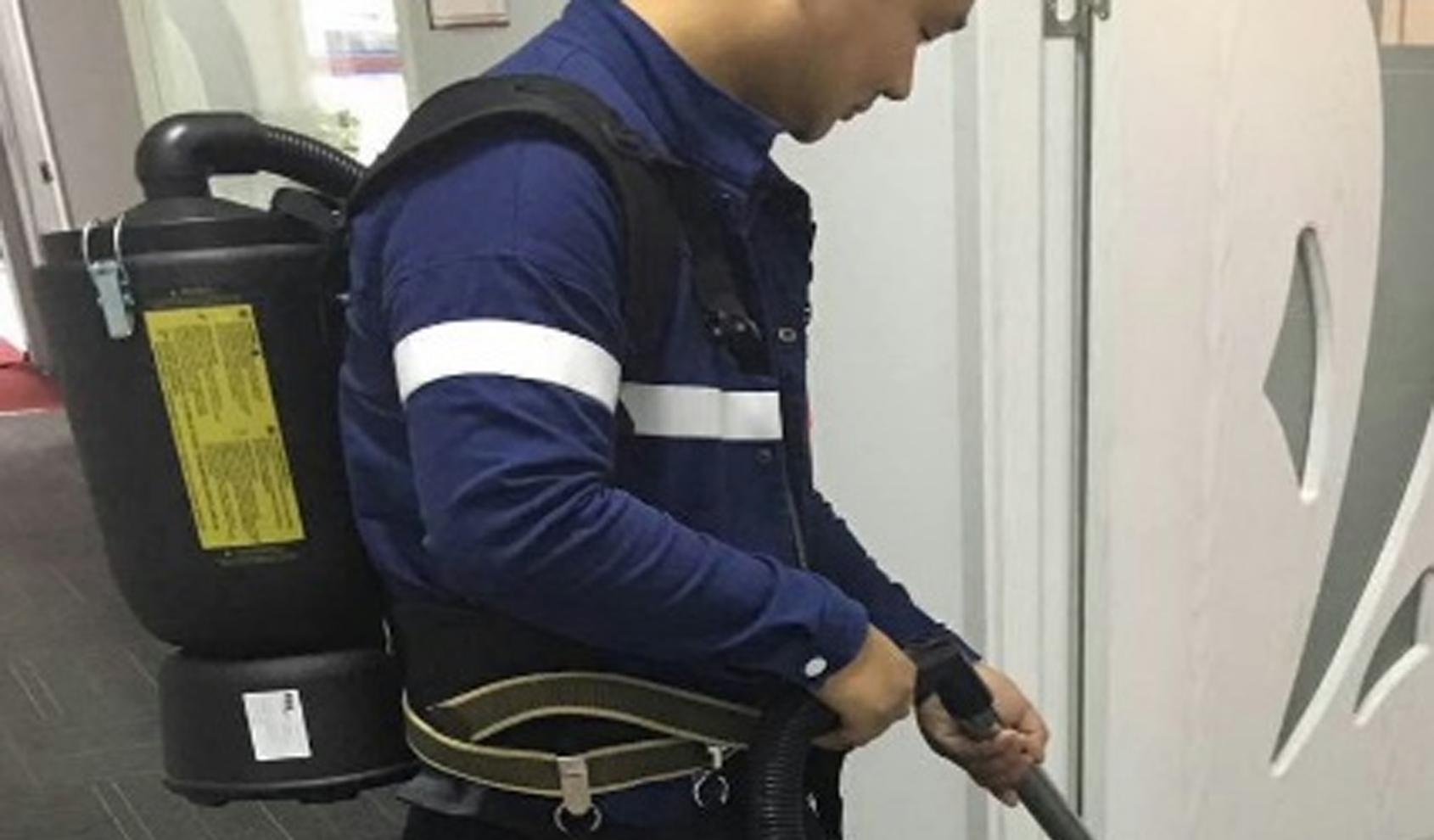 battery-powered backpack vacuum cleaner