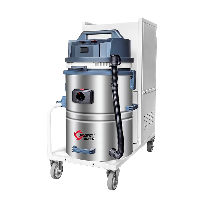 Battery powered industrial vacuum cleaner